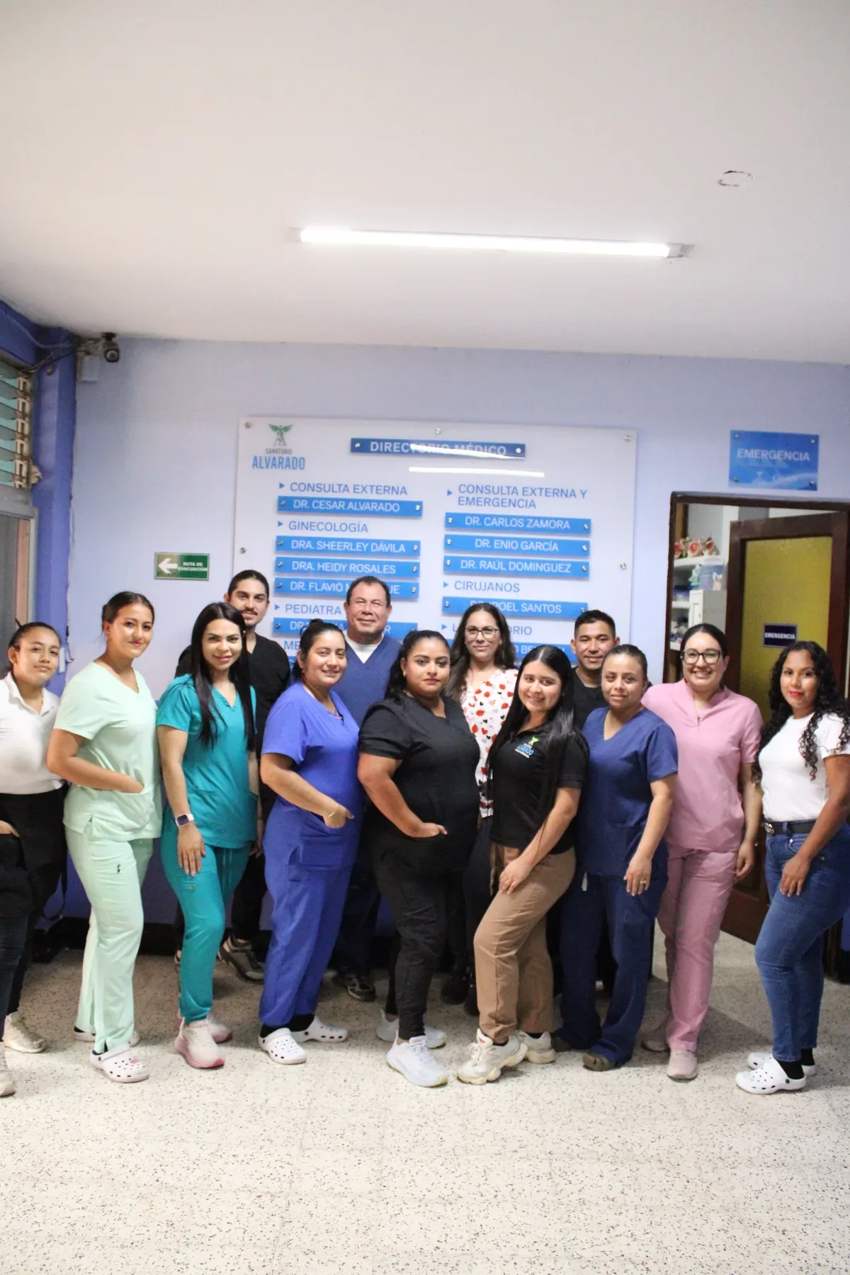 Equipo del Sanatorio Alvarado reunido en la recepción