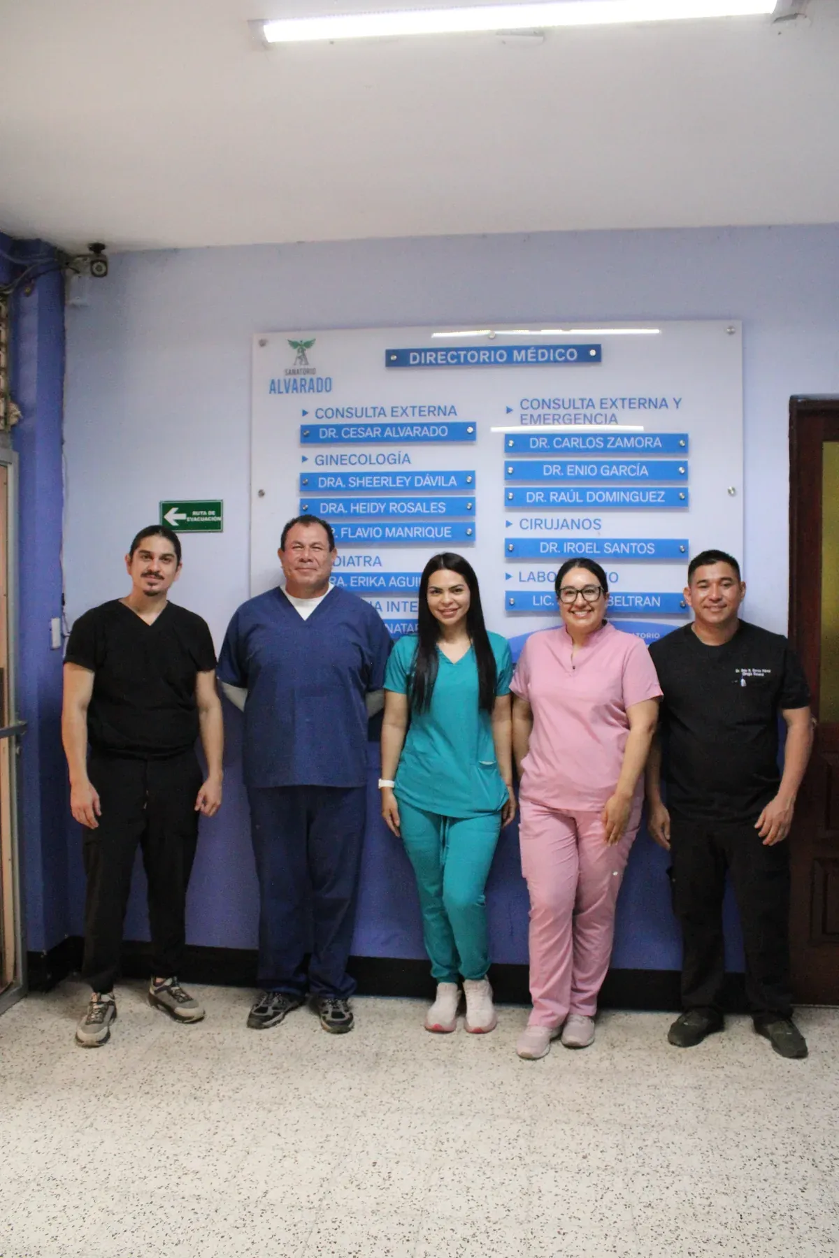 Profesionales del Sanatorio Alvarado frente al directorio médico